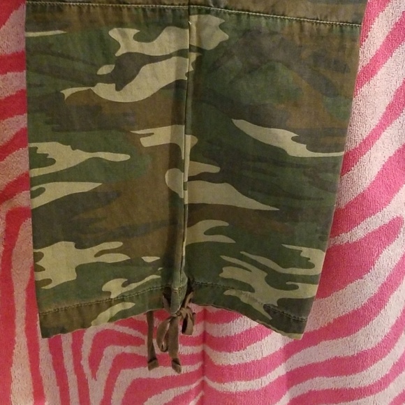New Camouflage Capris. - Picture 3 of 4